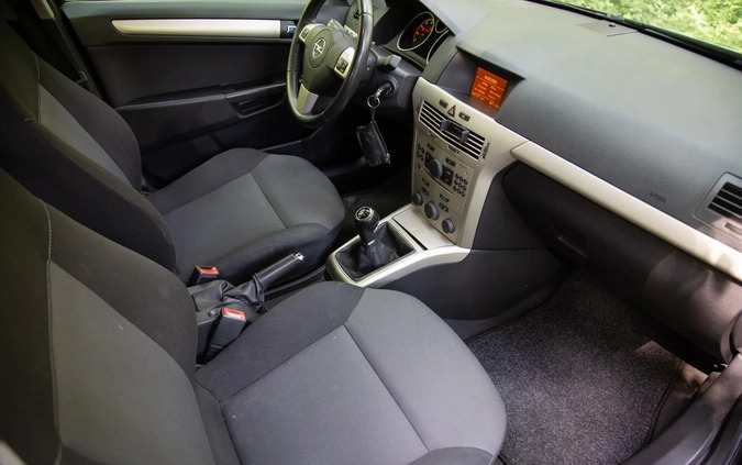 Opel Astra cena 18000 przebieg: 169900, rok produkcji 2008 z Orzesze małe 379